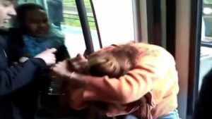 Une Française Raciste Se Fait Corriger Dans Le Tramway Par Deux Africaines