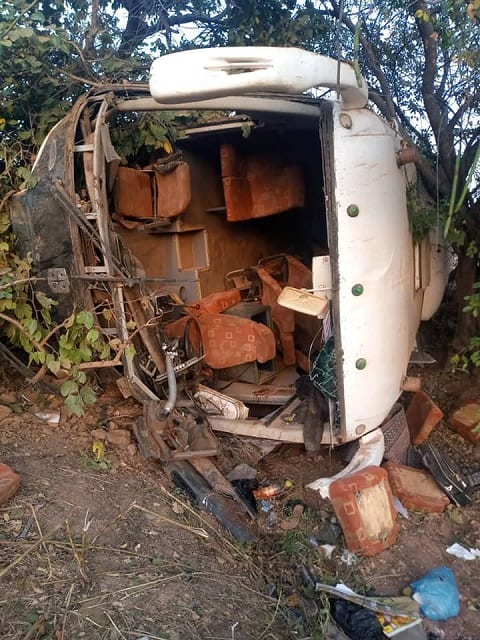 Une vue du bus accidenté ph. BNSP - Burkina: 09 personnes décédées et 16 autres blessés dans un accident de circulation