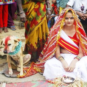 Une Jeune Indienne De 18 Ans Épouse Un Chien