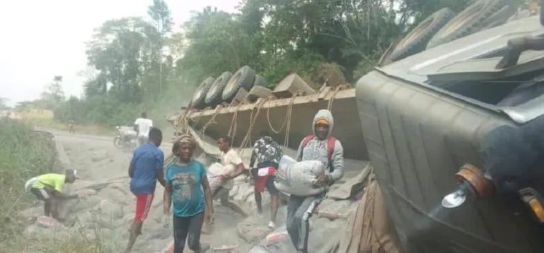 ciment vol accident 1 - Cameroun: en 5 min, la population vole tout le ciment d'un semi-remorque victime d'accident