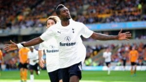 Football: La Réception De Luxe Qu&Rsquo;Olympia Prépare Pour Emmanuel Adebayor