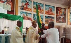 Agbeyomé Kodjo Reçoit Le Drapeau Du Togo Des Mains De Mgr Phillipe Kpodzro Video