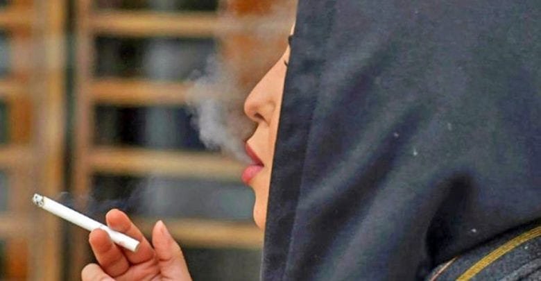 Arabie Saoudite: Les Femmes Fument En Public Pour «Achever» Leur Liberté