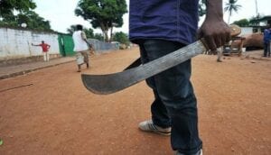 Il Coupe À La Machette Le Doigt De Son Ami Pour 500 Fcfa