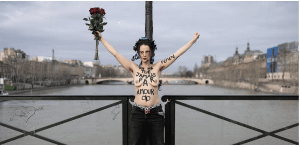Seins Nus, Des Femen S’enchaînent À Un Pont Parisien Pour Dénoncer… (Vidéo)