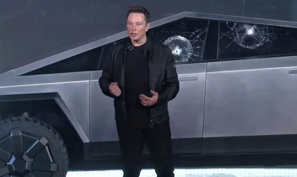 Elon Musk recrute des employés pour Tesla sans diplôme