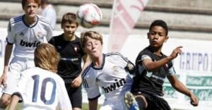 Football. Le Jeu De Tête Interdit Chez Les Moins De 12 Ans En Angleterre, Ecosse Et Irlande