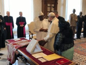 IBK et pape francois echanges doingbuzz 300x225 1 - Vatican : visite du président malien IBK au Pape François