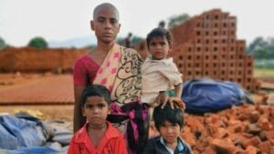 “J’ai Vendu Mes Cheveux Pour 2 Dollars Pour Nourrir Mes Enfants”