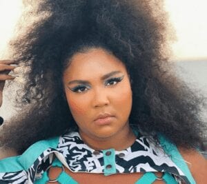 La Chanteuse Lizzo Pose Dans Un Petit Maillot Deux Pièces Sur Une Plage Du Brésil