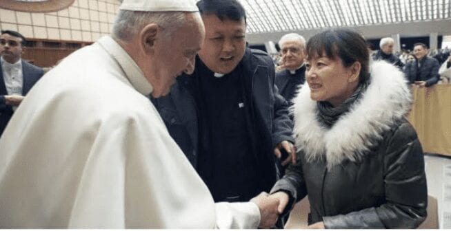 Le pape François a rencontré la femme qui l’avait agrippé en décembre 2019