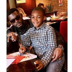 Maël Le Fils De Dj Arafat Accueilli Comme Un Roi En Compagnie De Mokobé Et Didier Drogba (Video)