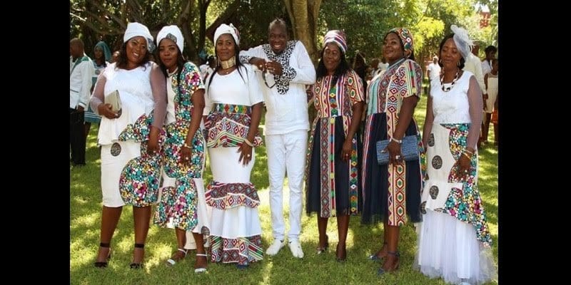 Un Sud Africain Épouse 6 Femmes Le Même Jour (Photos)