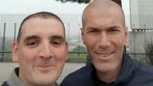 Un Automobiliste Se Fait Percuter Par Zidane, Il En Profite Pour Prendre Un Selfie