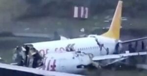 Un Avion Se Brise Littéralement En Deux Après Une Sortie De Piste À L’atterrissage