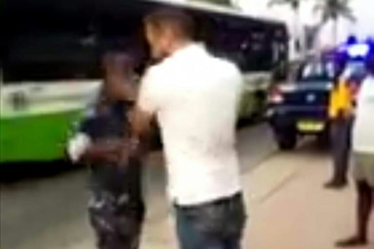Vidéo: Ivre, cet expatrié blanc gifle un policier en tenue