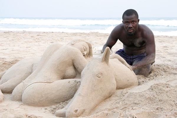 Bob Atisso, L’artiste Togolais Qui Fait D’incroyables Œuvres Avec Du Sable