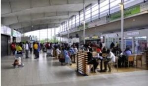 Ghana : Un Employé De L&Rsquo;Aéroport Surpris Entrain De Voler Des Téléphones