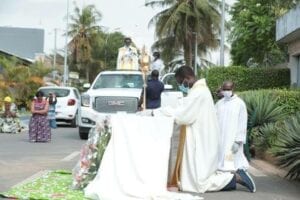 Coronavirus À Abidjan : L’abbé Abekan Passe Avec Le Saint Sacrement Sur Son Territoire Paroissial (Photos)