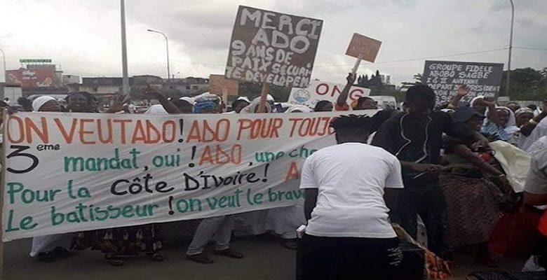 Des Femmes Marchent Pour Réclamer 3È Mandatouattara