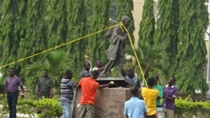 Ghana : Une Statue De Gandhi Démolie À Cause Du Racisme