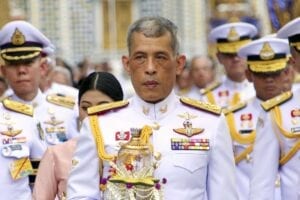 Le Roi De La Thaïlande En Confinement Avec 20 Femmes