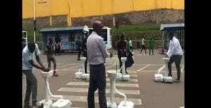 Lutte Contre Le Coronavirus : Le Gouvernement Rwandais Installe Des Lave-Mains Dans Les Parcs De Bus (Vidéo)