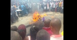 Un Jeune Voleur De Poulet Brûlé Vif Par Une Foule En Colère