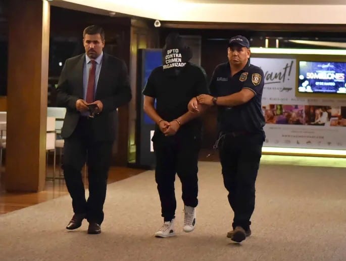 Ronaldinho Arrêté Au Paraguay Pour Détention De Faux Passeport