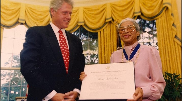 Rosa Parks: La Femme Noire Qui S’est Tenue Debout En Restant Assise