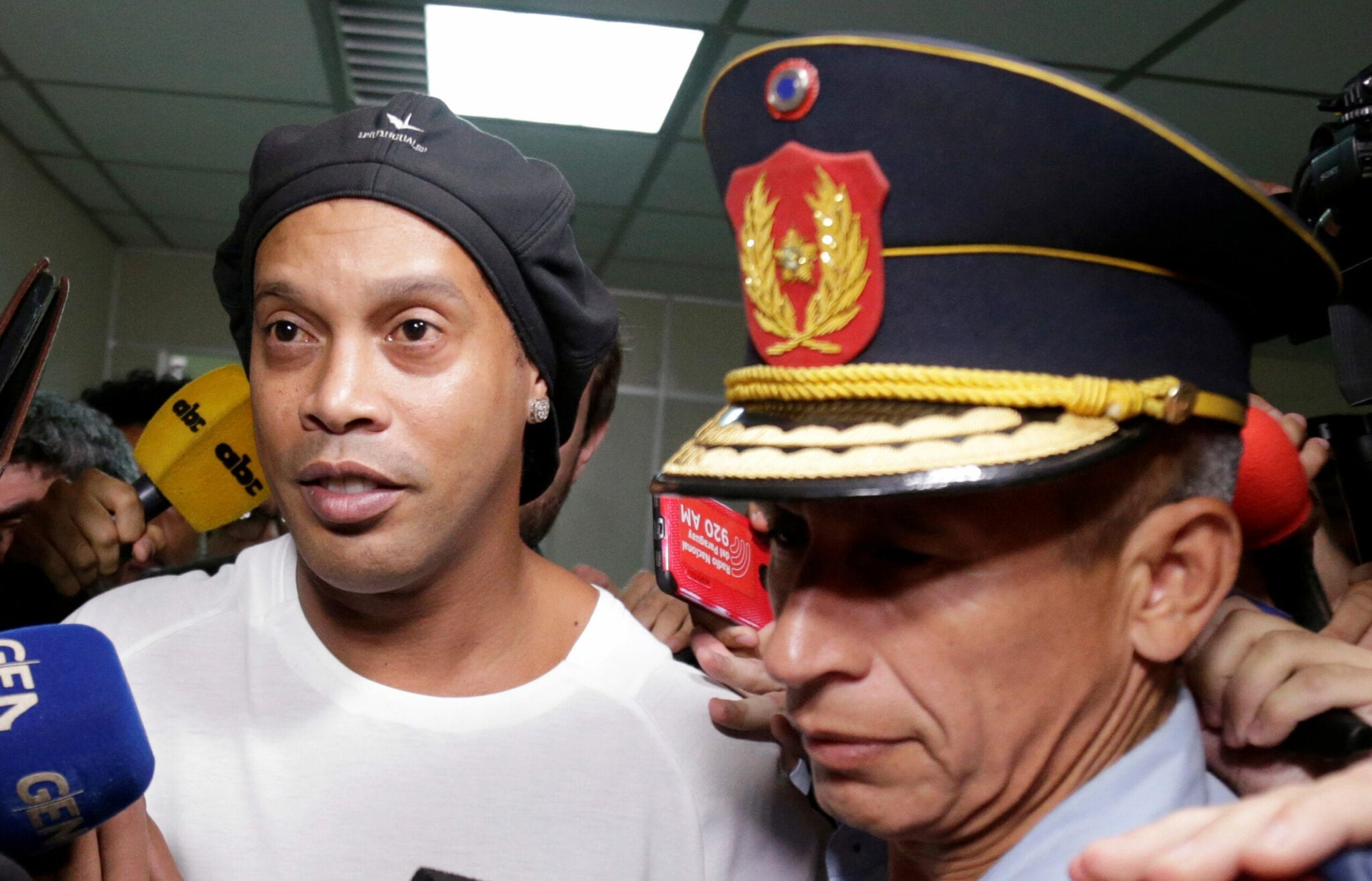 Toujours incarcere Ronaldinho suspecte d etre mele a une affaire de blanchiment d argent scaled - Ronaldinho fête ses 40 ans derrière les barreaux, ses compagnons de cellule lui font une belle surprise