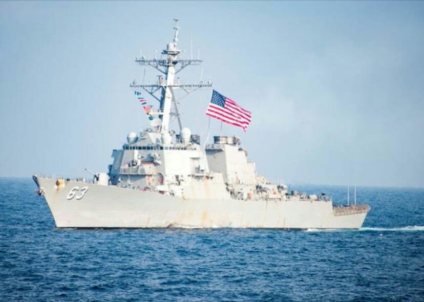 L’armée russe tire un missile sur un navire de guerre américain