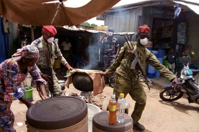 Côte D&Rsquo;Ivoire : Au Marché, Des Soldats Emportent Des Marmites