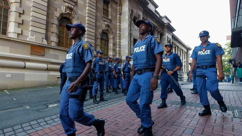 Afrique du Sud : des policiers arrêtés dans une buvette en plein confinement