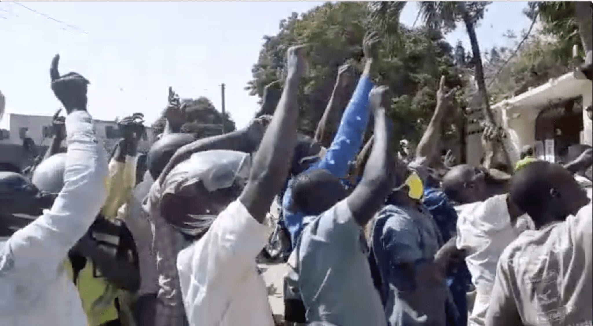 Blocus Levé Autour De La Maison D&Rsquo;Agbeyomé Kodjo, La Population En Joie (Vidéo)