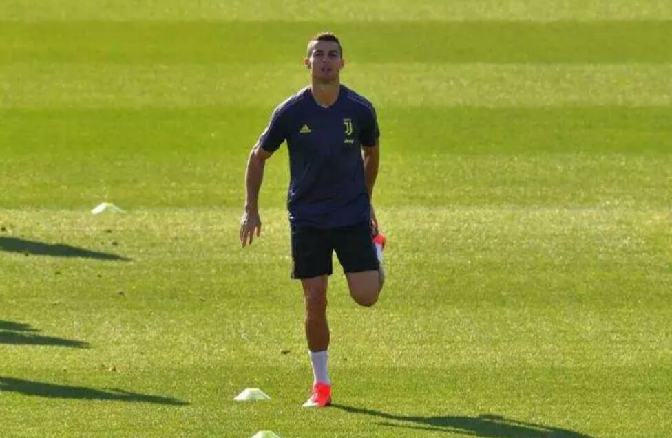 Portugal : Cristiano Ronaldo s’entraîne dans un stade malgré le confinement
