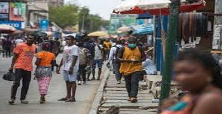 Cameroun : À L&Rsquo;Hôpital Laquintinie, Les Familles Nourrissent Elles Mêmes Leurs Proches Atteints Du Coronavirus