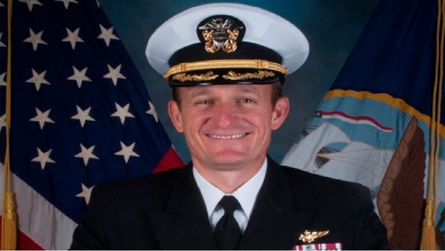 Le Capitaine De La Marine Américaine Licencié Brett Crozier Testé Positif Au Coronavirus