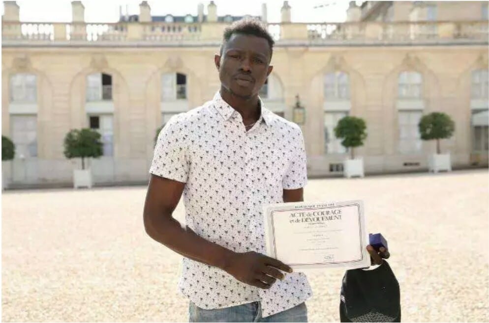 Mamadou Gassama A Quitté Les Sapeurs Pompiers De Paris