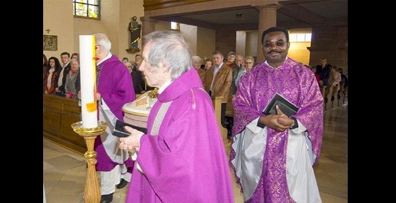 « Mon enfant ne sera pas baptisé par un Noir » : un prêtre nigérian menacé de mort en Allemagne