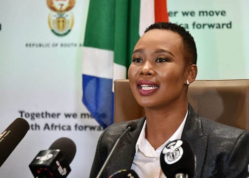Une ministre sud-africaine virée  pour avoir désobéi au confinement
