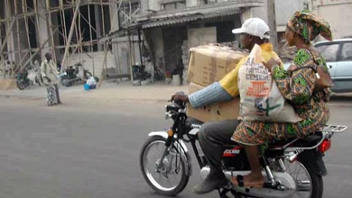 Au Togo, Remorquer Des Personnes Sur Une Moto Ou Tricycle Est Interdit