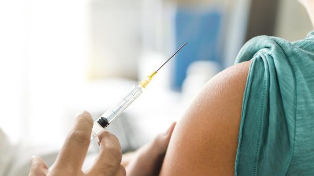 Covid-19 : les premières vaccinations commencent en Afrique