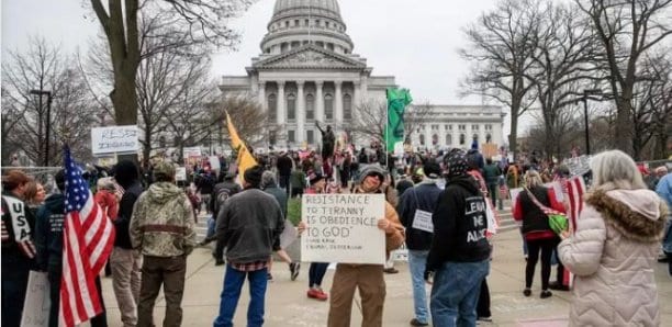 72 Personnes Ayant Pris Part À Des Manifestations Anti Confinement Wisconsin Infectéscovid 19
