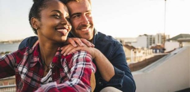 Amour : quel geste prouve le réel engagement de votre partenaire ?