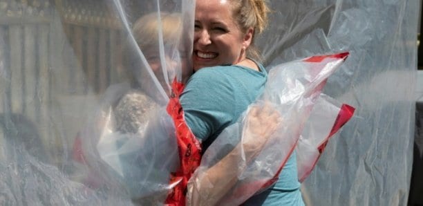 Au Canada, un “gant à câlin” pour enlacer les siens malgré le virus