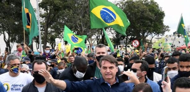 Bolsonaro S’offre Un Bain De Foule Avec Ses Fans, Sans Masque Ni Distanciation