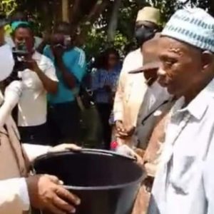 Cameroun : Un Chef Traditionnel Humilie Un Émissaire De Paul Biya (Vidéo)