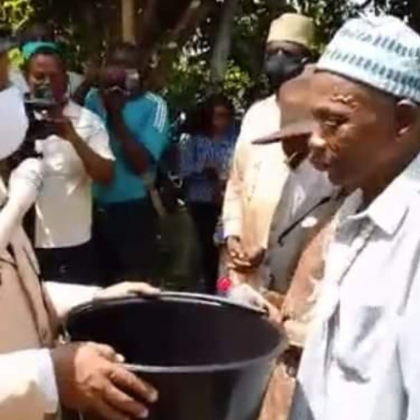 Cameroun : Un chef traditionnel humilie un émissaire de Paul Biya (vidéo)