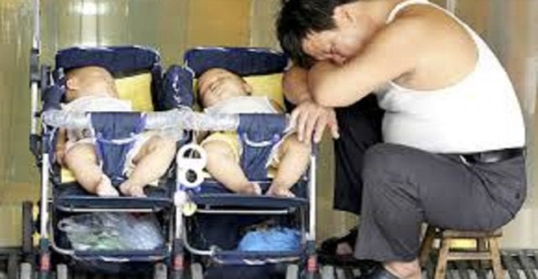 Chine: Un Homme Découvre Que Ses Jumeaux Ont Deux Pères Différents